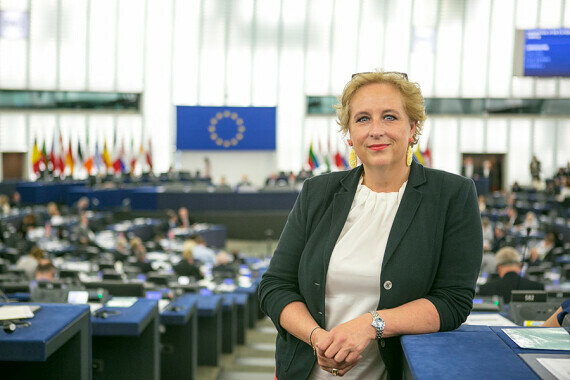 Die EU endlich als etwas Normales betrachten. EU-Abgeordnete Claudia Schmidt über Zukunft, Gender und Autobahnmaut.