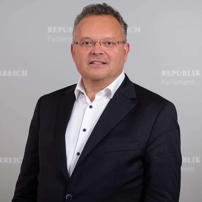 Prof. Mag. Gerald Hauser