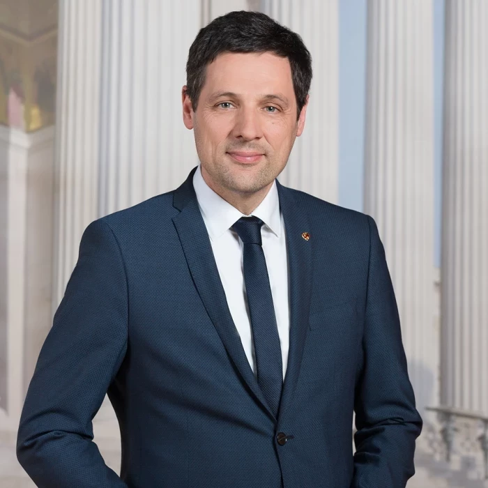 Dr. Peter Raggl