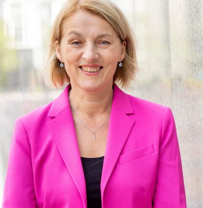 Evelyn Regner am Rednerpult des Nationalrates