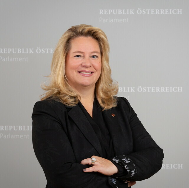 Portraitfoto von Rebecca Kirchbaumer