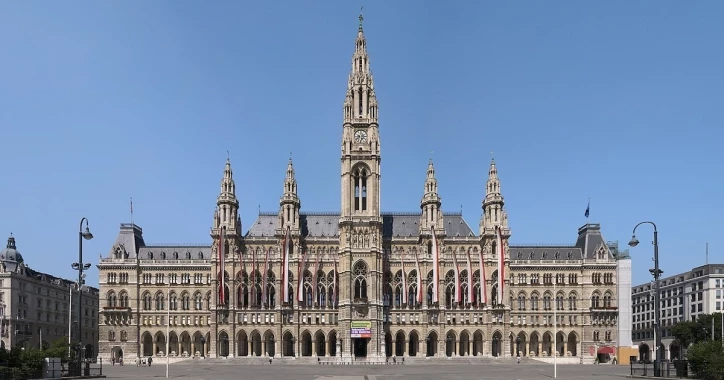 Frontalansicht des Wiener Rathauses, Sitz von Landtag und Gemeinderat